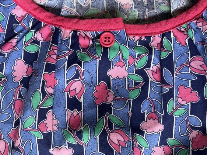 Adorable robe tablier ! Blouse à fleurs tons rose, Neuve