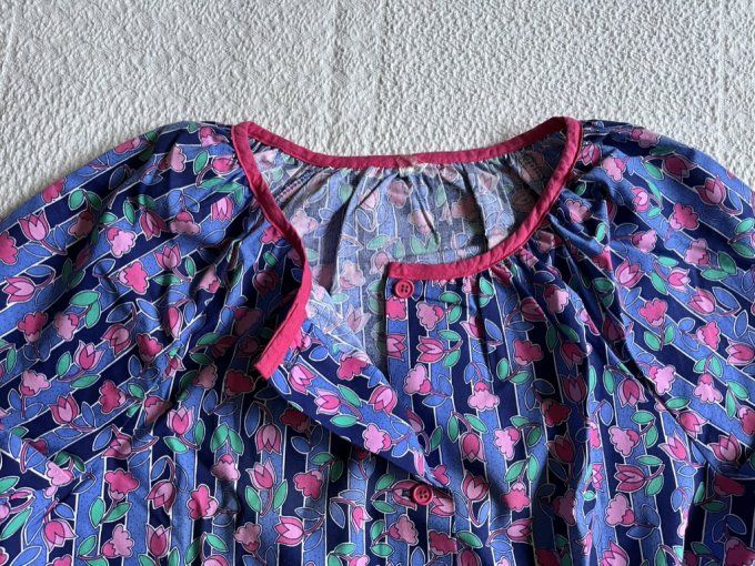 Adorable robe tablier ! Blouse à fleurs tons rose, Neuve