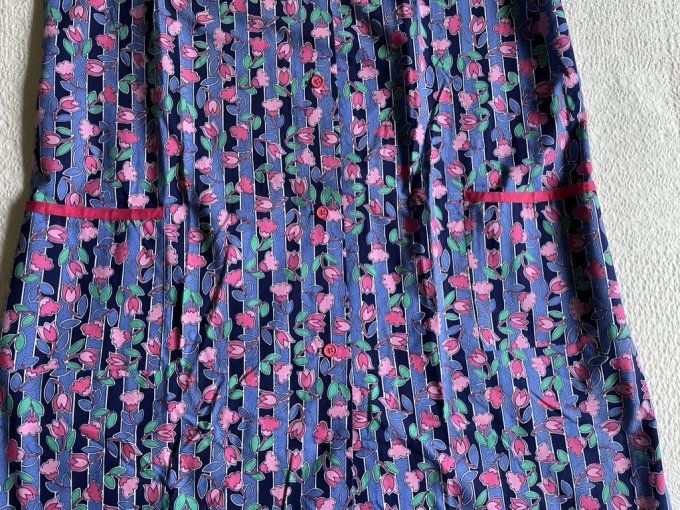 Adorable robe tablier ! Blouse à fleurs tons rose, Neuve