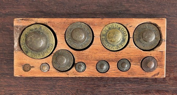 Ancien bloc de 10 poids de balance en laiton et son socle en bois