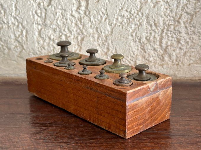 Ancien bloc de 10 poids de balance en laiton et son socle en bois