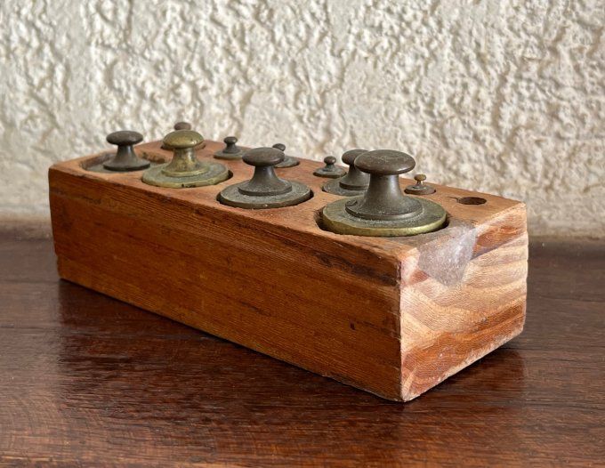 Ancien bloc de 10 poids de balance en laiton et son socle en bois