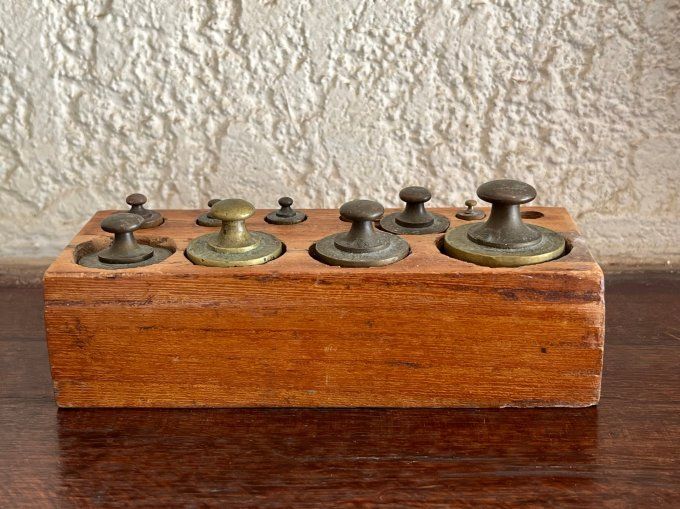Ancien bloc de 10 poids de balance en laiton et son socle en bois