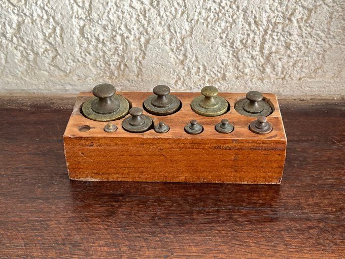 Ancien bloc de 10 poids de balance en laiton et son socle en bois