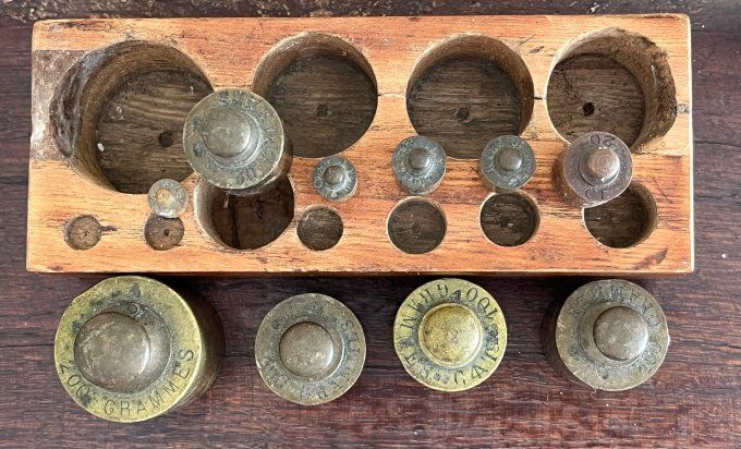 Ancien bloc de 10 poids de balance en laiton et son socle en bois