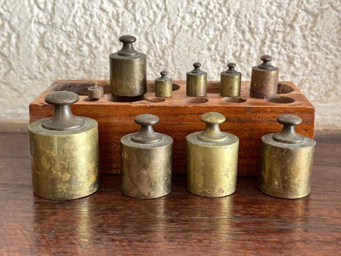 Ancien bloc de 10 poids de balance en laiton et son socle en bois