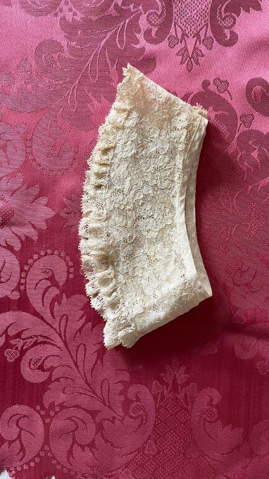 Ancien col en dentelle, délicate pièce d’époque !
