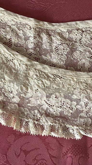 Ancien col en dentelle, délicate pièce d’époque !