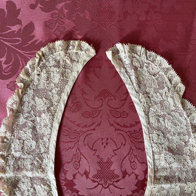 Ancien col en dentelle, délicate pièce d’époque !