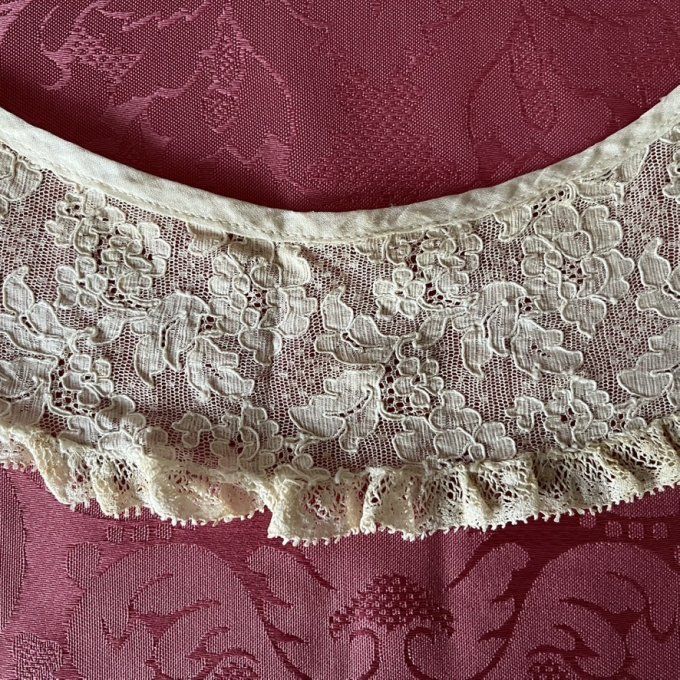 Ancien col en dentelle, délicate pièce d’époque !