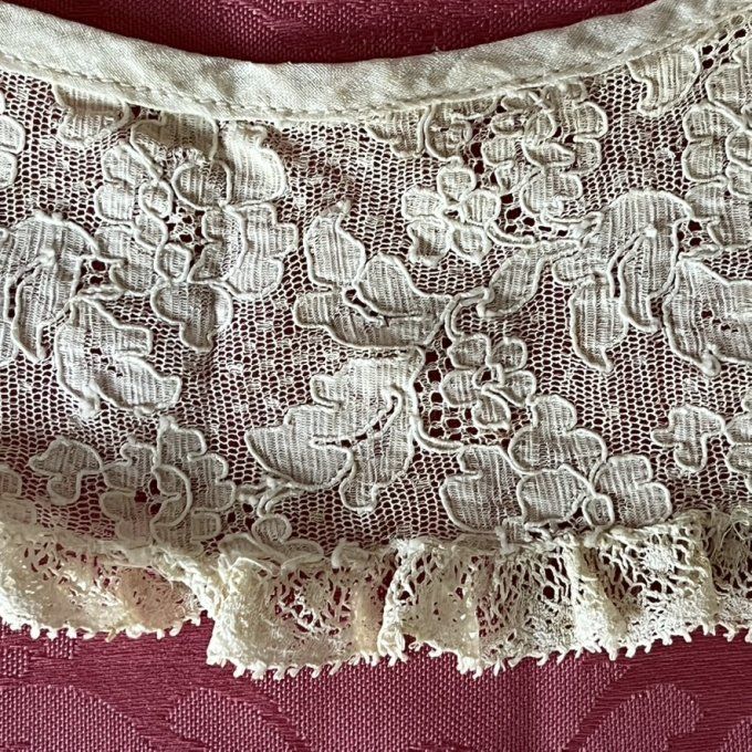 Ancien col en dentelle, délicate pièce d’époque !