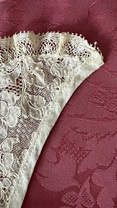 Ancien col en dentelle, délicate pièce d’époque !
