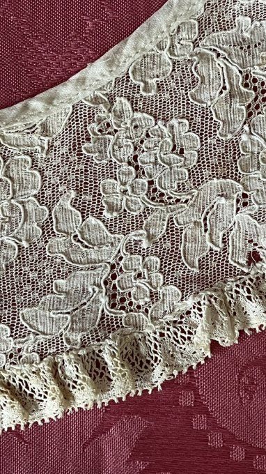 Ancien col en dentelle, délicate pièce d’époque !