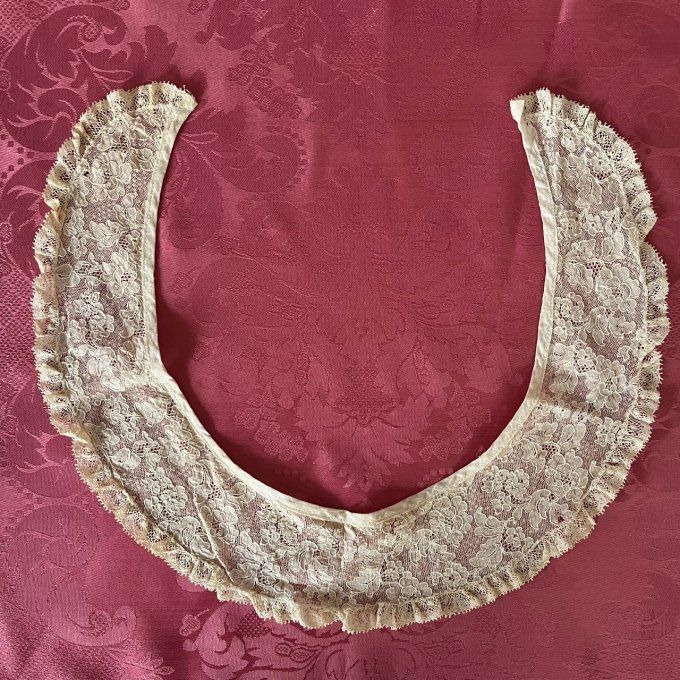 Ancien col en dentelle, délicate pièce d’époque !