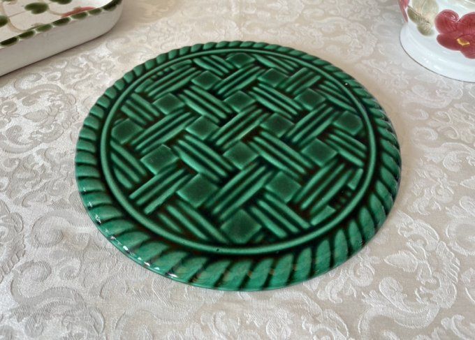Ancien dessous de plat en céramique de Vallauris à décor vannerie