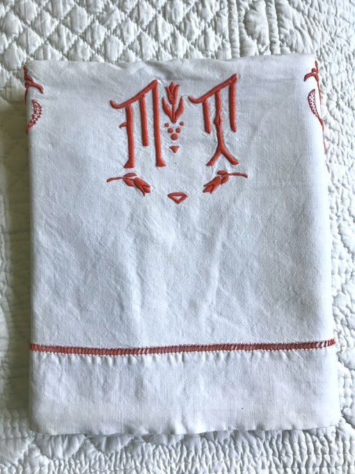 Ancien grand drap blanc à broderies rouge,  MM et des tulipes