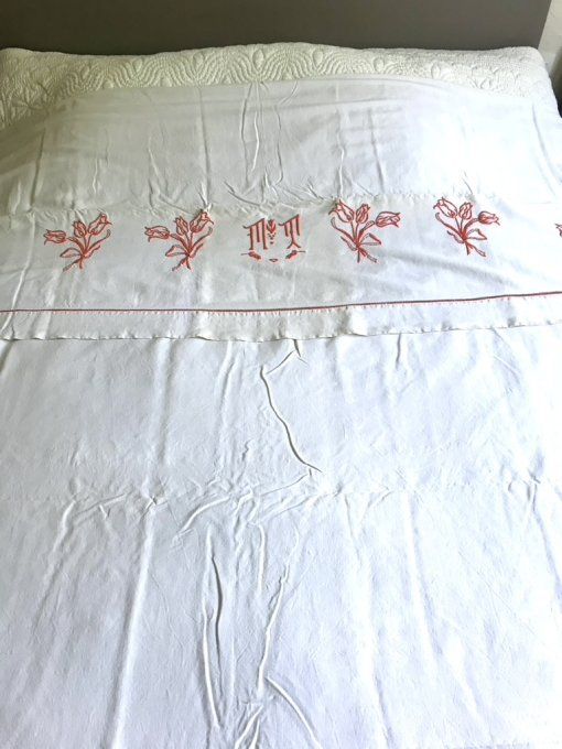 Ancien grand drap blanc à broderies rouge,  MM et des tulipes