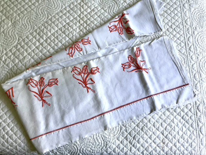 Ancien grand drap blanc à broderies rouge,  MM et des tulipes