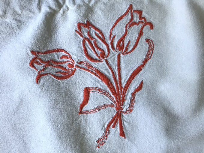 Ancien grand drap blanc à broderies rouge,  MM et des tulipes