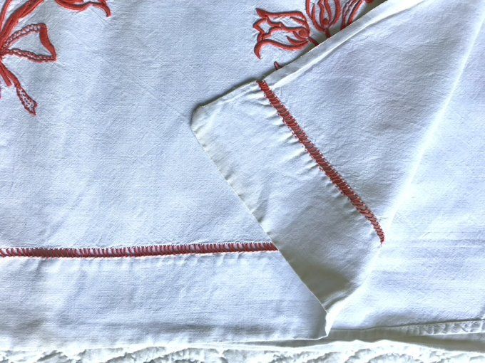 Ancien grand drap blanc à broderies rouge,  MM et des tulipes