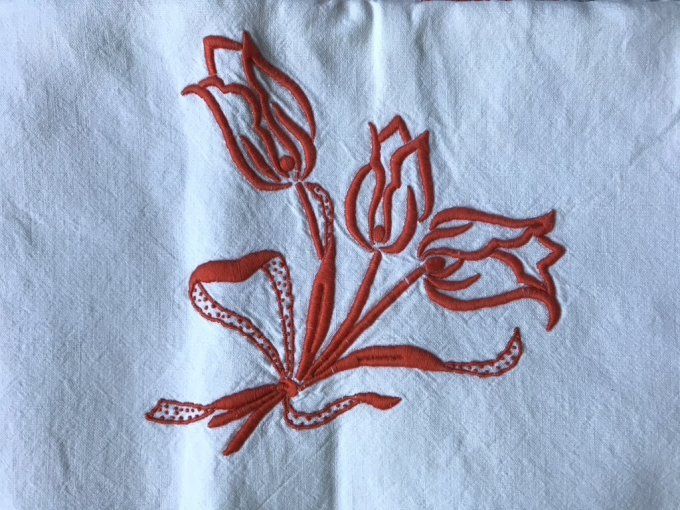 Ancien grand drap blanc à broderies rouge,  MM et des tulipes