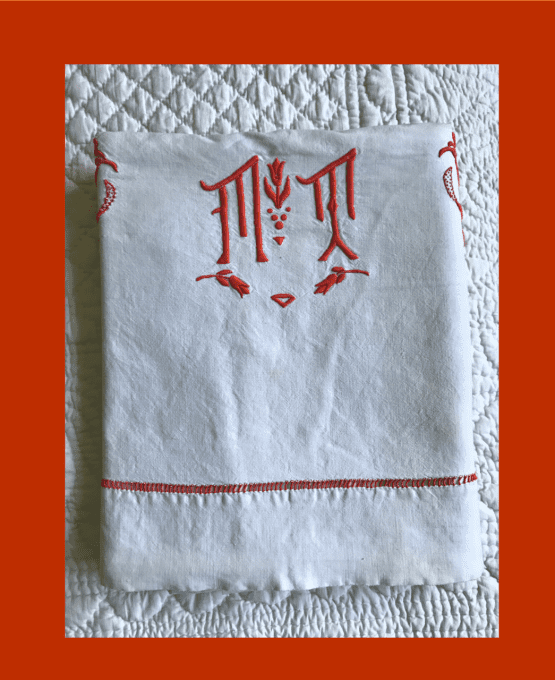 Ancien grand drap blanc à broderies rouge,  MM et des tulipes
