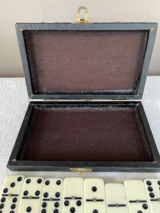 Ancien jeu de domino dans son coffret en simili cuir