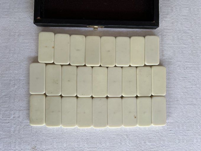 Ancien jeu de domino dans son coffret en simili cuir