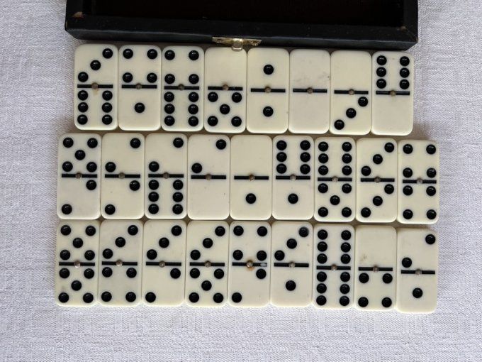 Ancien jeu de domino dans son coffret en simili cuir