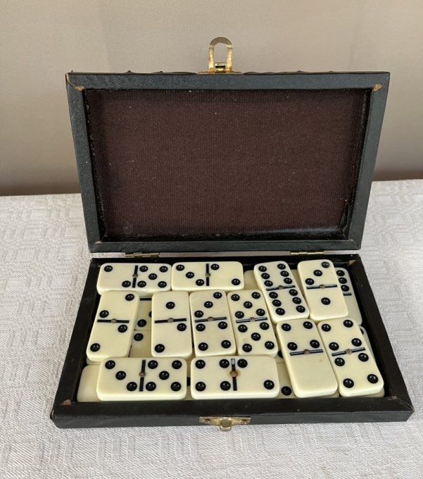 Ancien jeu de domino dans son coffret en simili cuir