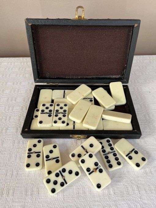 Ancien jeu de domino dans son coffret en simili cuir