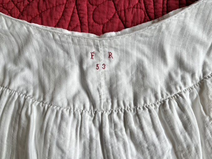 Ancien jupon / jupe en coton structuré, monogramme FR