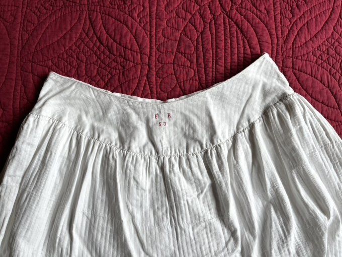 Ancien jupon / jupe en coton structuré, monogramme FR
