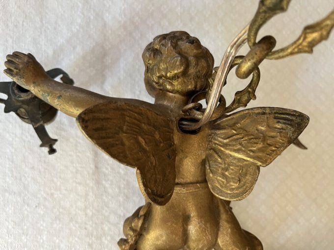 Ancien lustre aux angelots, 3 points lumineux, en métal doré