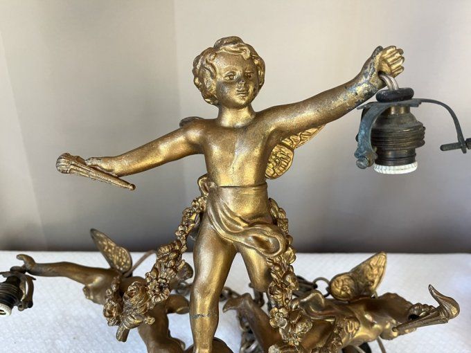 Ancien lustre aux angelots, 3 points lumineux, en métal doré
