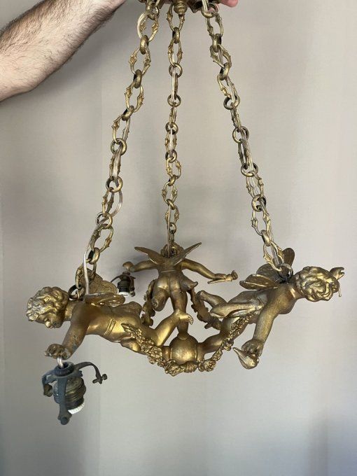 Ancien lustre aux angelots, 3 points lumineux, en métal doré
