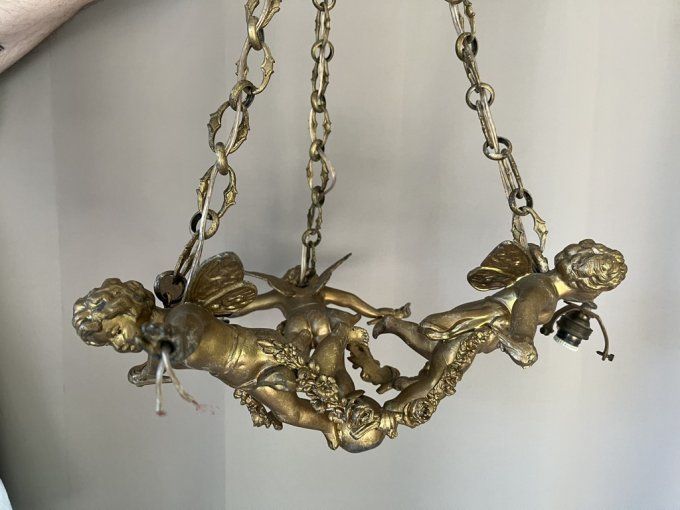 Ancien lustre aux angelots, 3 points lumineux, en métal doré