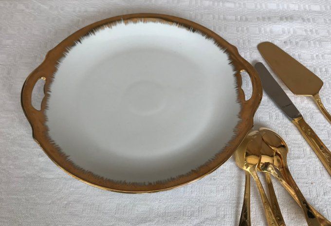 Ancien plat à gâteau en porcelaine à bordure dorée