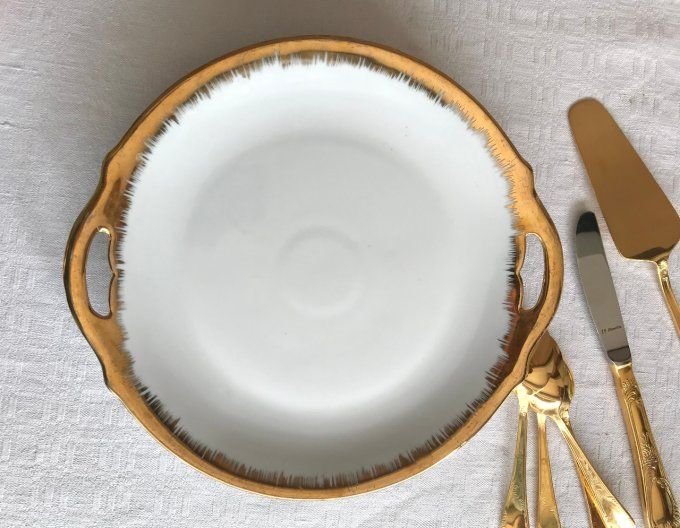 Ancien plat à gâteau en porcelaine à bordure dorée