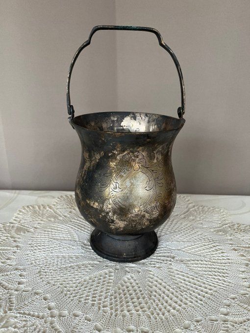 Ancien seau à glace ou à pot-pourri en métal argenté au décor de vigne.