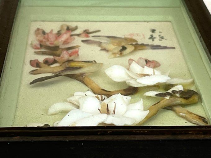 Ancien tableau, diorama asiatique en relief - Oiseaux et fleurs de cerisiers en coquillages et nacre