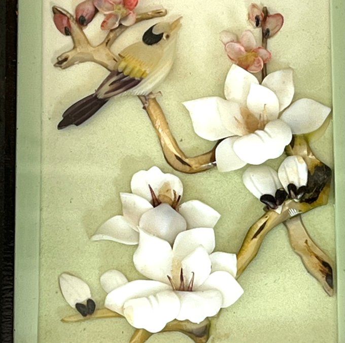 Ancien tableau, diorama asiatique en relief - Oiseaux et fleurs de cerisiers en coquillages et nacre