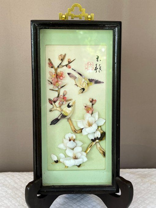 Ancien tableau, diorama asiatique en relief - Oiseaux et fleurs de cerisiers en coquillages et nacre