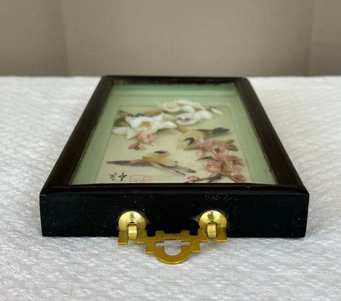 Ancien tableau, diorama asiatique en relief - Oiseaux et fleurs de cerisiers en coquillages et nacre