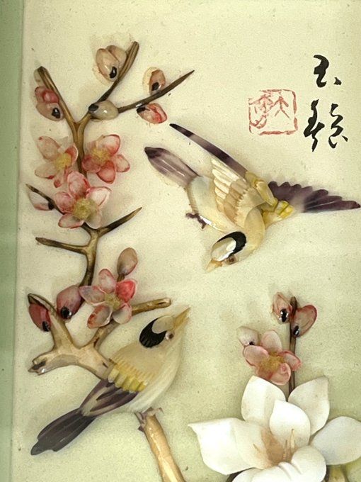 Ancien tableau, diorama asiatique en relief - Oiseaux et fleurs de cerisiers en coquillages et nacre