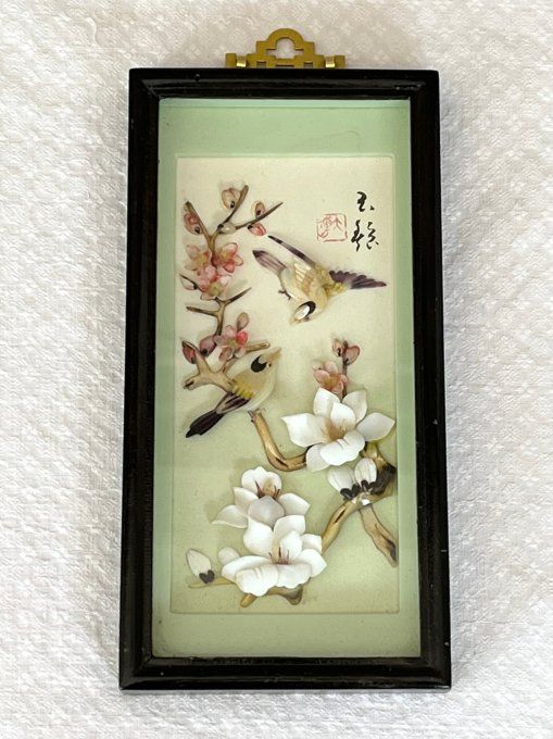 Ancien tableau, diorama asiatique en relief - Oiseaux et fleurs de cerisiers en coquillages et nacre