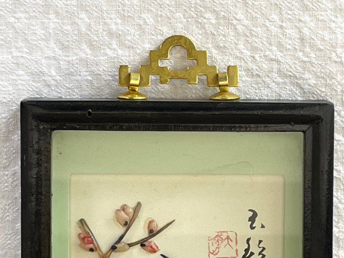 Ancien tableau, diorama asiatique en relief - Oiseaux et fleurs de cerisiers en coquillages et nacre