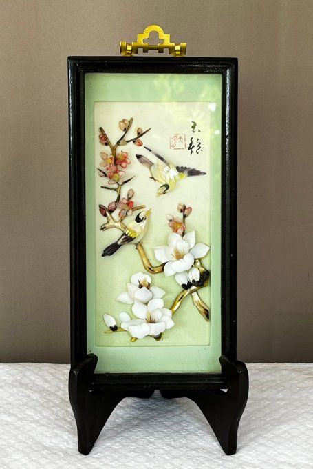 Ancien tableau, diorama asiatique en relief - Oiseaux et fleurs de cerisiers en coquillages et nacre