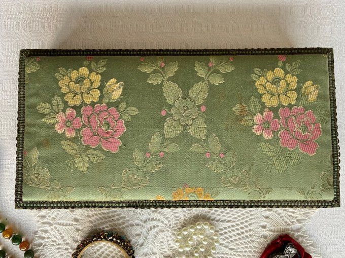 Ancienne boite à gants, en tissu avec passementeries, pour bijoux, couture ....