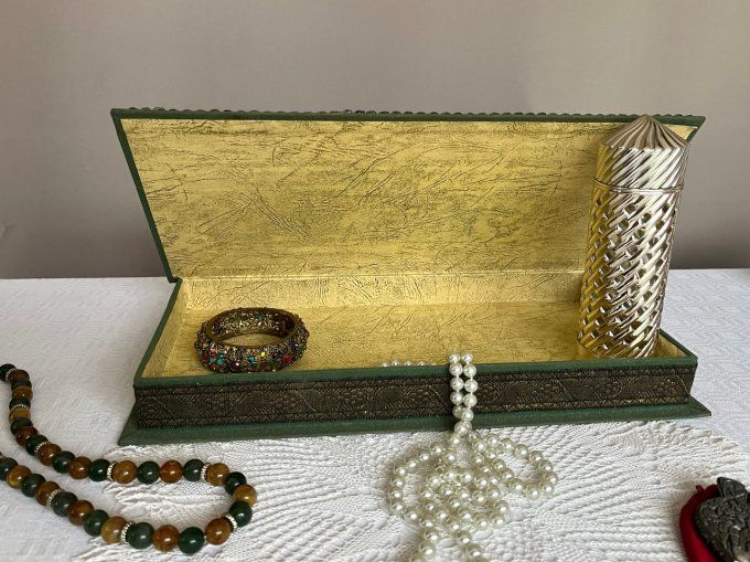 Ancienne boite à gants, en tissu avec passementeries, pour bijoux, couture ....